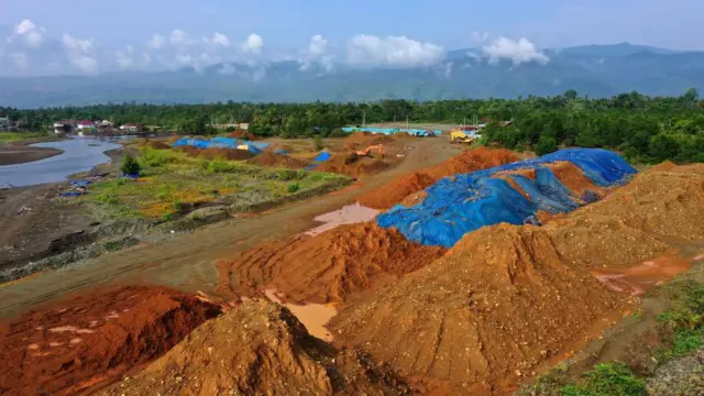 Timbunan biji nikel mentah di area milik perusahaan tambang di Kabupaten Morowali, Sulawesi Tengah.