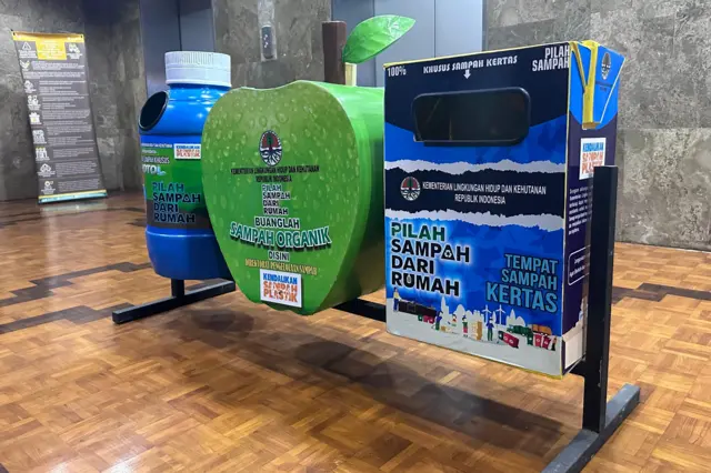 Tempat sampah terpilah di sudut kantor KLHK.