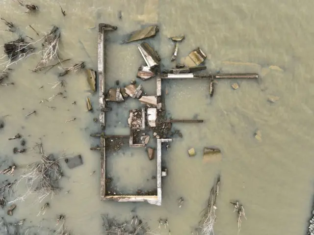 Bâtiments dans le lac.