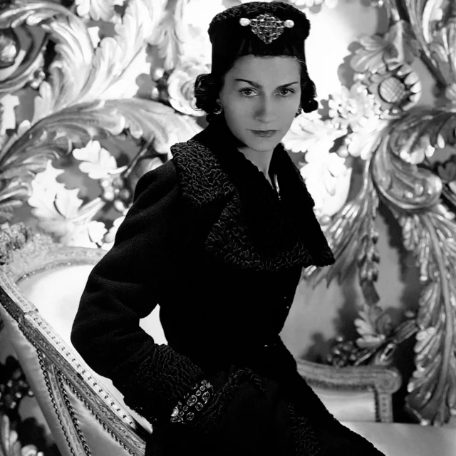 Coco Chanel mankeni poz veriyor