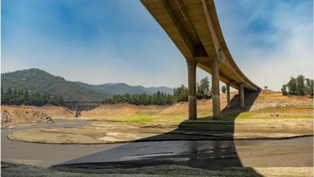 O leito seco do Lago Shasta na Califórnia