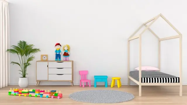 Moderna dečija soba, sa krevetom, fiokama, biljkom i igračkama