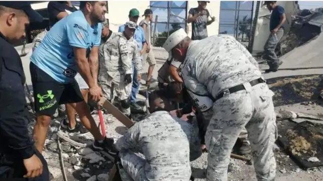 Aworan ṣọọṣi ti orule rẹ ja lulẹ