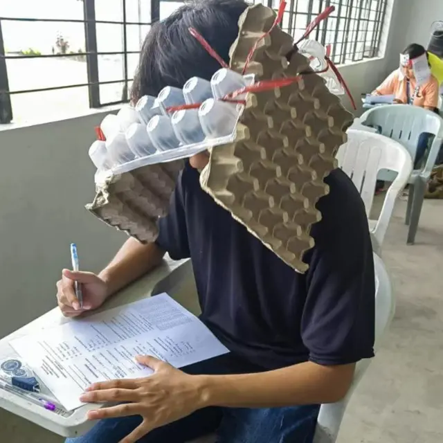 Banyak yang kemudian datang ke kelas dengan membawa topi buatan sendiri dari kardus, kotak telur, dan bahan daur ulang lainnya.