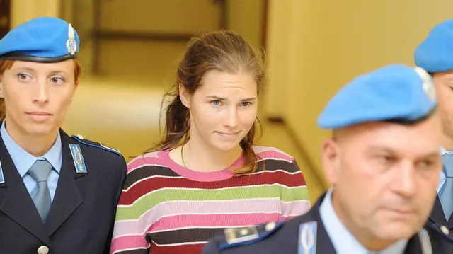 Amanda Knox sendo escoltada pela polícia italiana em 2008