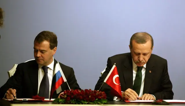 Erdoğan ve Medvedev anlaşma imzalıyor.