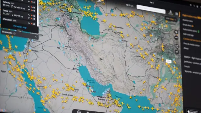 Flightradar24 web sitesinde 3 Mart 2026 tarihinde İran hava sahasının kapatılması nedeniyle boş gökyüzünü gösteren bir bilgisayar ekranında görüntüleniyor.