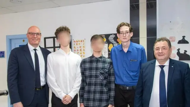 Kevin u grupi đaka koji su sreli potpredsednika vlade Dmitrija Černišenka (levo) 2022. godine