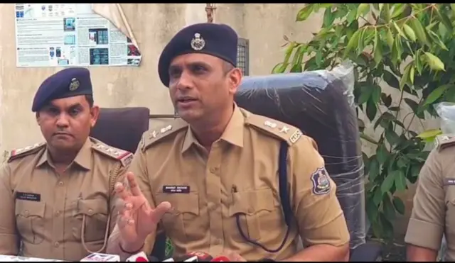 આકાશ પવાર, અમદાવાદમાં જુગારની લેતીદેતી મામલે હત્યા, રૂ. 21 લાખ, અમદાવાદ પોલીસ, સાબરમતી ઇસ્ટ રિવરફ્રન્ટ, હિતેશ સંઘવી, ઝોન 2 ડીસીપી ભરત રાઠોડ, બીબીસી ગુજરાતી સમાચાર 