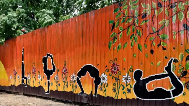 Các bức graffiti và tranh tường với chủ đề yoga xuất hiện ở nhiều thành phố Ấn Độ, trong đó có thủ đô Delhi