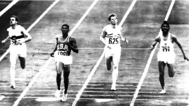 મિલ્ખા સિંહ અન્ય દોડવીરોની સાથે સ્પર્ધામાં