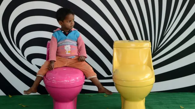 ટૉઇલેટ સાથે બાળક