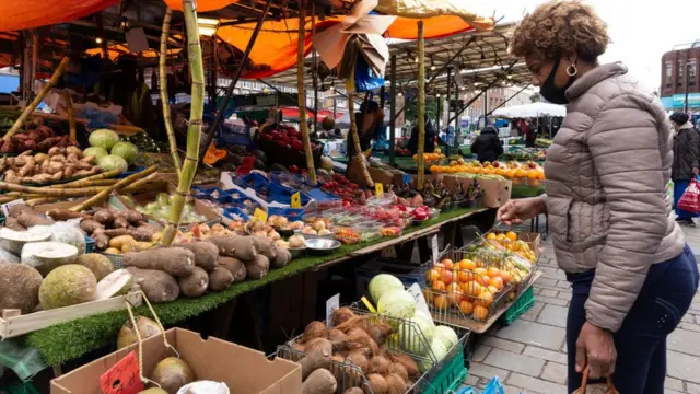 Женщина на продуктовом рынке в Лондоне