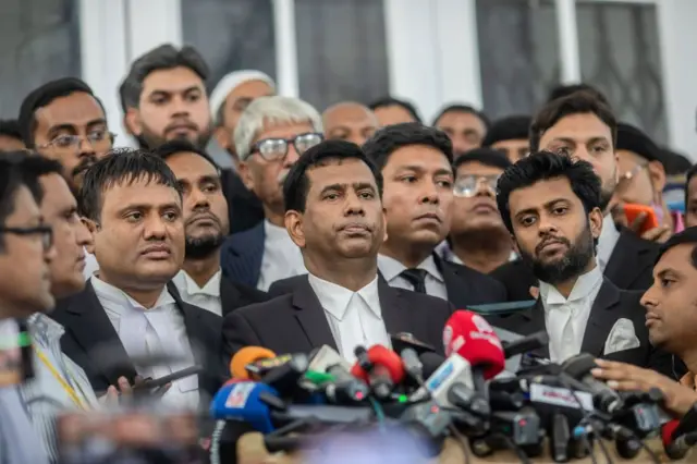 ট্রাইব্যুনালে রাষ্ট্রপক্ষের প্রধান আইনজীবী তাজুল ইসলাম সাংবাদিকদের ব্রিফ করছেন