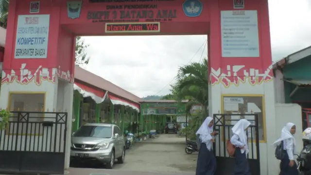 Puluhan siswa Sekolah Menengah Pertama Negeri 3 Batang Anai, Kabupaten Padang Pariaman, Sumatera Barat, mengelar pembelajaran tatap muka, Senin, (30/08).