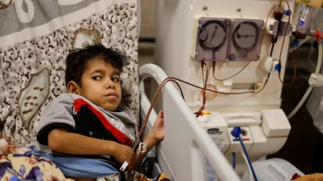 汗尤尼斯一家医院内正在接受血液透析的病人（15/10/2023）