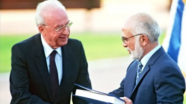 Boqor Xuseenkii hore ee Urdun iyo Ra'isal wasaarihii hore Israel Yitzak Rabin oo heshiiskii nabadda ee 1994 saxeexay
