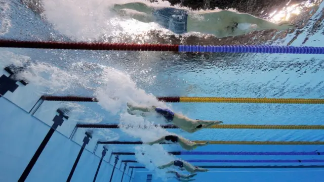 Nadadores en una piscina.