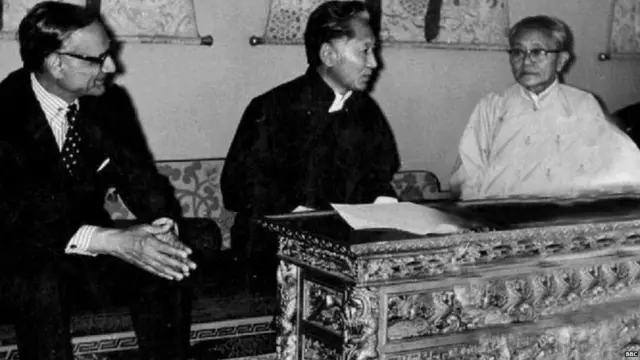 ਚੋਗਿਆਲ ਦੇ ਨਾਲ ਵਿਦੇਸ਼ ਸਕੱਤਰ ਕੇਵਲ ਸਿੰਘ(ਸੱਜੇ) ਅਤੇ ਭਾਰਤ ਵਿੱਚ ਰਲੇਵੇਂ ਤੋਂ ਬਾਅਦ ਸਿਕੱਮ ਦੇ ਪਹਿਲੇ ਕਾਜ਼ੀ ਲੇਂਡੂਪ ਦੋਰਜੀ