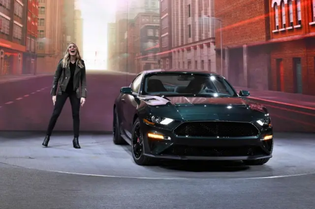 فورد موستانگ بولیت را مالی مک‌کوئین، نوه استیو مک‌کوئین رونمایی کرد