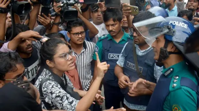 পুলিশ ও বিক্ষোভকারীরা মুখোমুখি