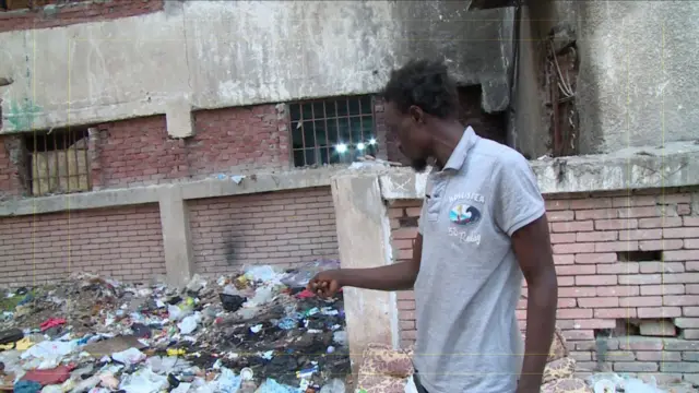 "جمعة" والد الطفلة يشير إلى المكان الذي وجد فيه جثة ابنته الرضيعة