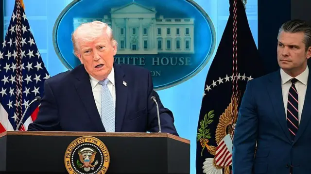 डोनाल्ड ट्रंप के साथ इस प्रेस कॉन्फ़्रेंस में रक्षा मंत्री पीट हेगसेथ भी मौजूद रहे