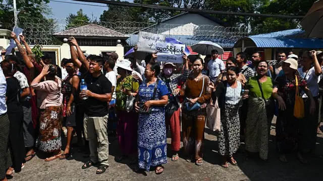 အကျဉ်းထောင်ရှေ့မှာ စောင့်မျှော်နေတဲ့ မိသားစုဝင်တွေ