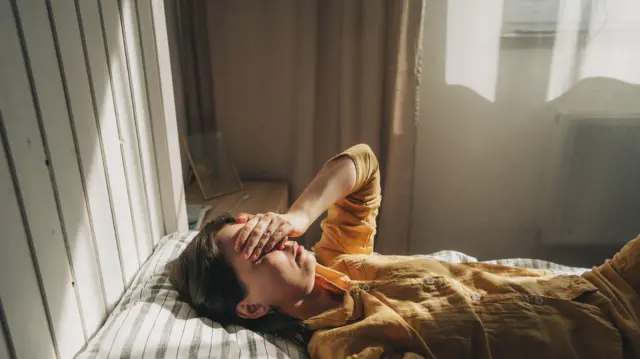 অতি আলো চোখে পড়লে মানুষ বিরক্ত হয়