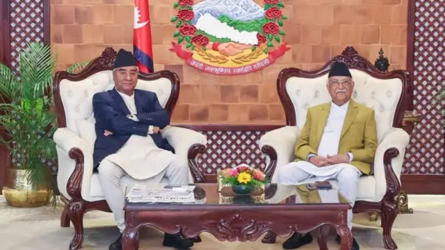 तत्कालीन प्रधानमन्त्री केपी शर्मा ओलीसँग उनको सरकारी निवासमा कांग्रेसका तत्कालीन सभापति शेरबहादुर देउवा