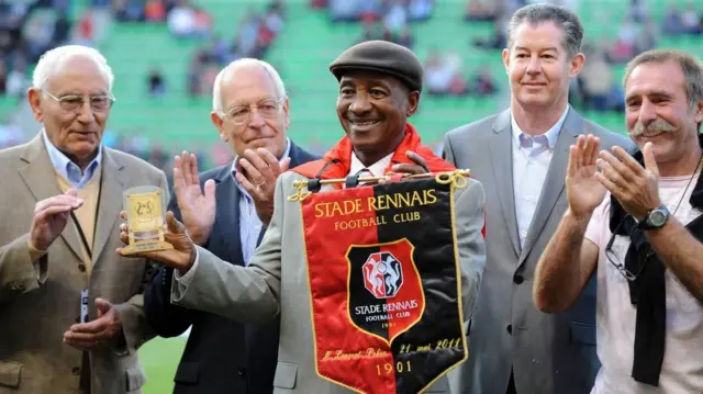 Laurent Pokou pose avec un fanion du club français le Stade Rennais F.C, 17 mai 2011. 