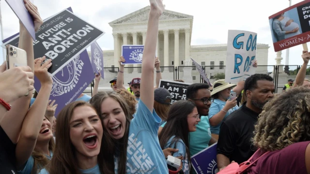 Manifestantes pro vida celebran el fallo de la Corte en EE.UU.