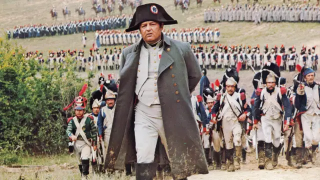 Rod Steiger caracterizado como Napoleão no filme Waterloo,mini esporte da sorte1971