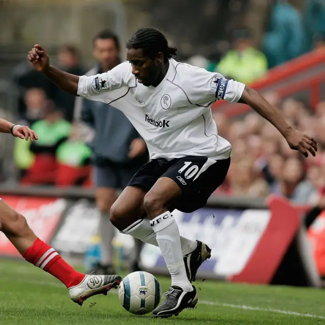 Jay Jay Okocha arimo gukina umupira 