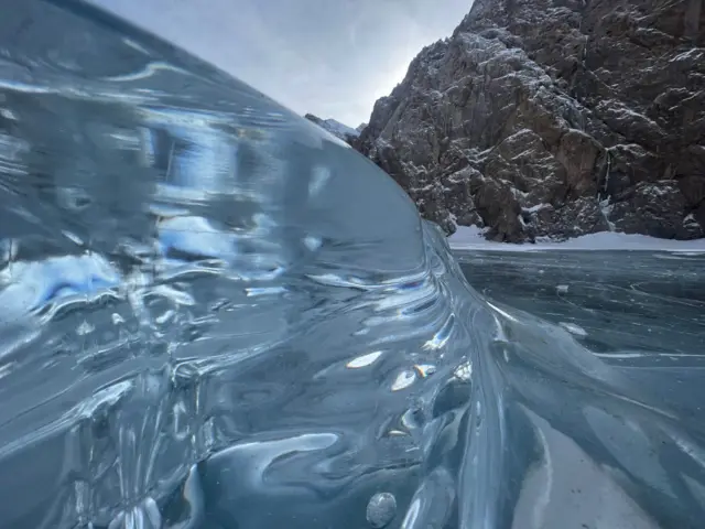 Ат-Башы. Көл-Сууда тоңгон муз. Бут жептпейт деген тоо көлүн соңку жылдары жайкысын моторлуу кайык булгап да, тынчын кетирип да жатат