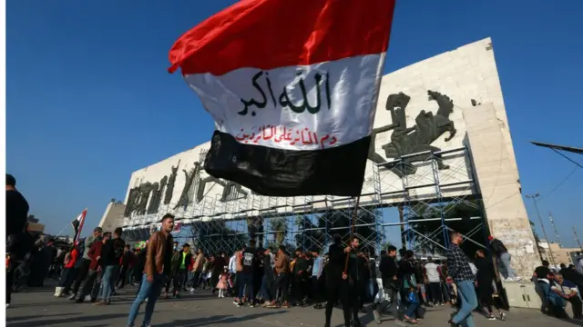 شبان في ساحة التحرير