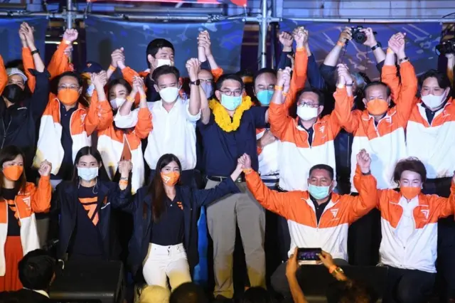 สมาชิกพรรคก้าวไกลหลายคนชูมือบนเวที