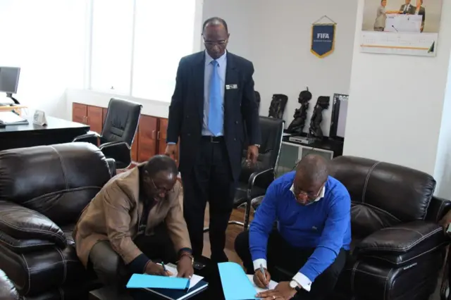 Bw Nnauye akikabidhi rasmi afisi kwa Dkt Mwakyembe