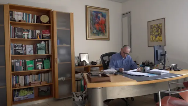 البروفيسور إيال زيسر في مكتبه بجامعة تل أبيب