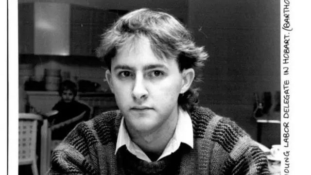 59岁的澳洲新任总理，绰号“阿尔博”（Albo）。他是由一位领取身障津贴的单亲妈妈，在政府廉租屋环境中抚养长大。