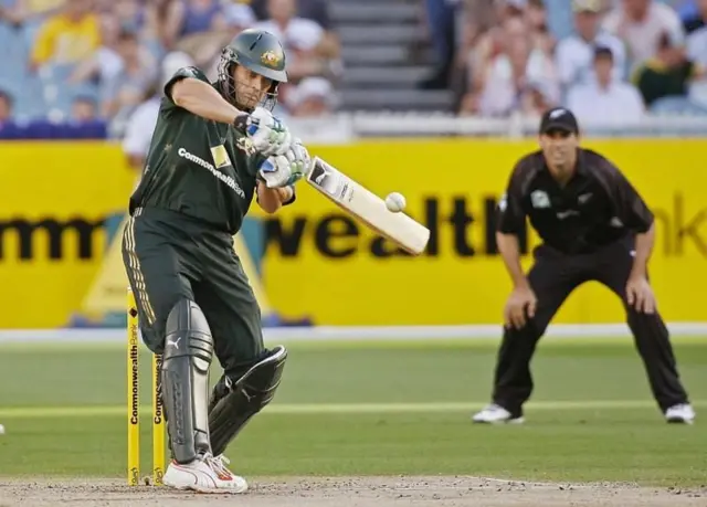 ગિલક્રિસ્ટે તેમની આત્મકથા 'ટ્રુ કલર્સ'માં એવો ઉલ્લેખ કર્યો છે કે 2008માં "મંકી-ગેટ" કૌભાંડની તપાસ દરમિયાન સચિન તેંડૂલકર પર નિવેદન બદલ્યું હતું ગિલક્રિસ્ટની પ્રવાહમય ક્ષમતાએ ઓસ્ટ્રેલિયન ટીમની સ્લીપ ફિલ્ડિંગને પણ મજબૂત કરી હતી ક્રિકેટ ભારત ઑસ્ટ્રેલિયા ગિલક્રિસ્ટ