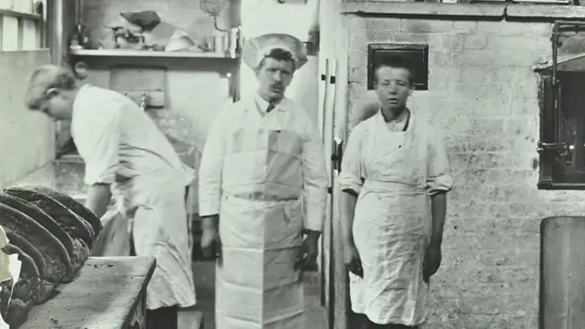 1950 च्या दशकात चॉर्लीवूड पद्धत विकसित होण्याआधी, ब्रेड तयार करणं ही खूपच कष्टाची प्रक्रिया होती
