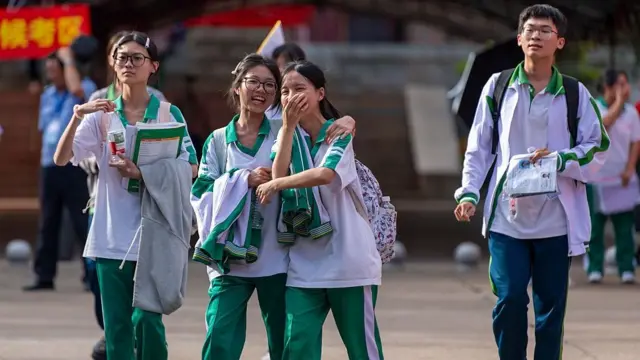 2026年6月7日,在中國海南省瓊海市,參加2026年全國高考的考生走出考場。