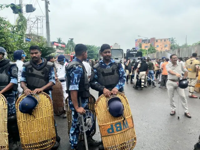 বিপুল সংখ্যক র‍্যাফ, পুলিশ বাহিনী মোতায়েন করা হয়েছিল।  