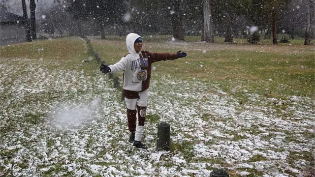 Gabriel Sussman react as snow dey falls for Zoo Lake park for Johannesburg on July 10, 2023. 