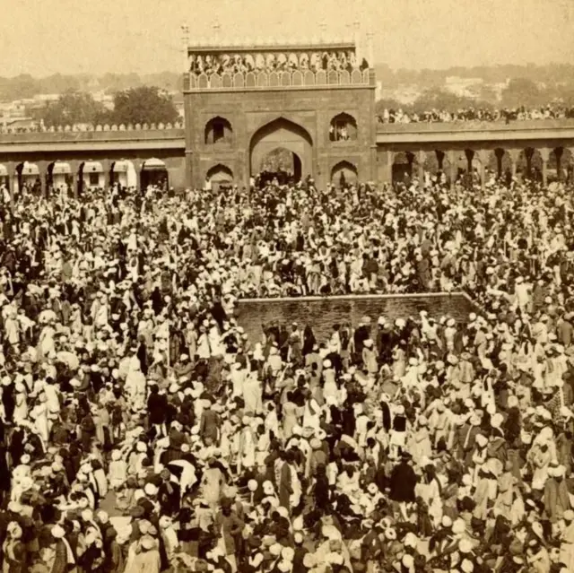 ঈদের নামাজ পড়তে দিল্লির জামে মসজিদে জড়ো হয়েছেন মানুষ