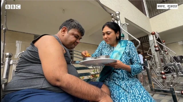 शीतल मोदी अपने भाई के साथ