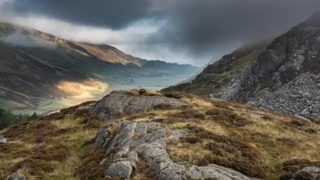 Jesienny krajobraz wzdłuż doliny Nant Fracon w Yr Wydffa w Parku Narodowym Snowdonia z dramatycznym wieczornym niebem