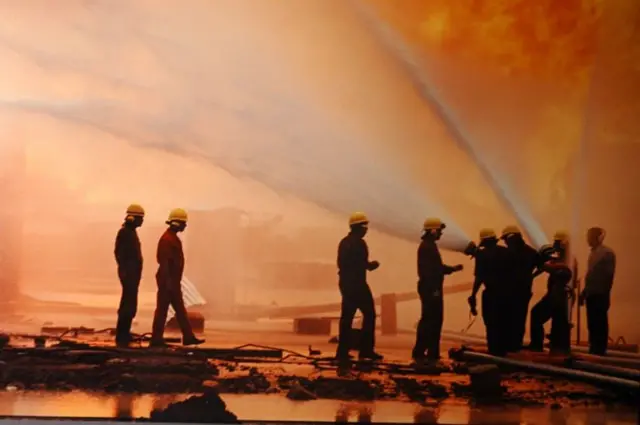 వాటర్ అంబ్రెల్లా ఏర్పడేలా నిరంతరం నీటిని వెదజల్లుతున్న వాటర్ గన్‌లు