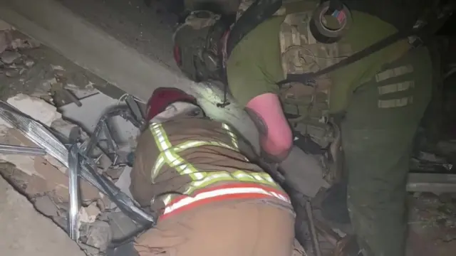 تلاش نیروهای امدادی برای نجات مجروحان